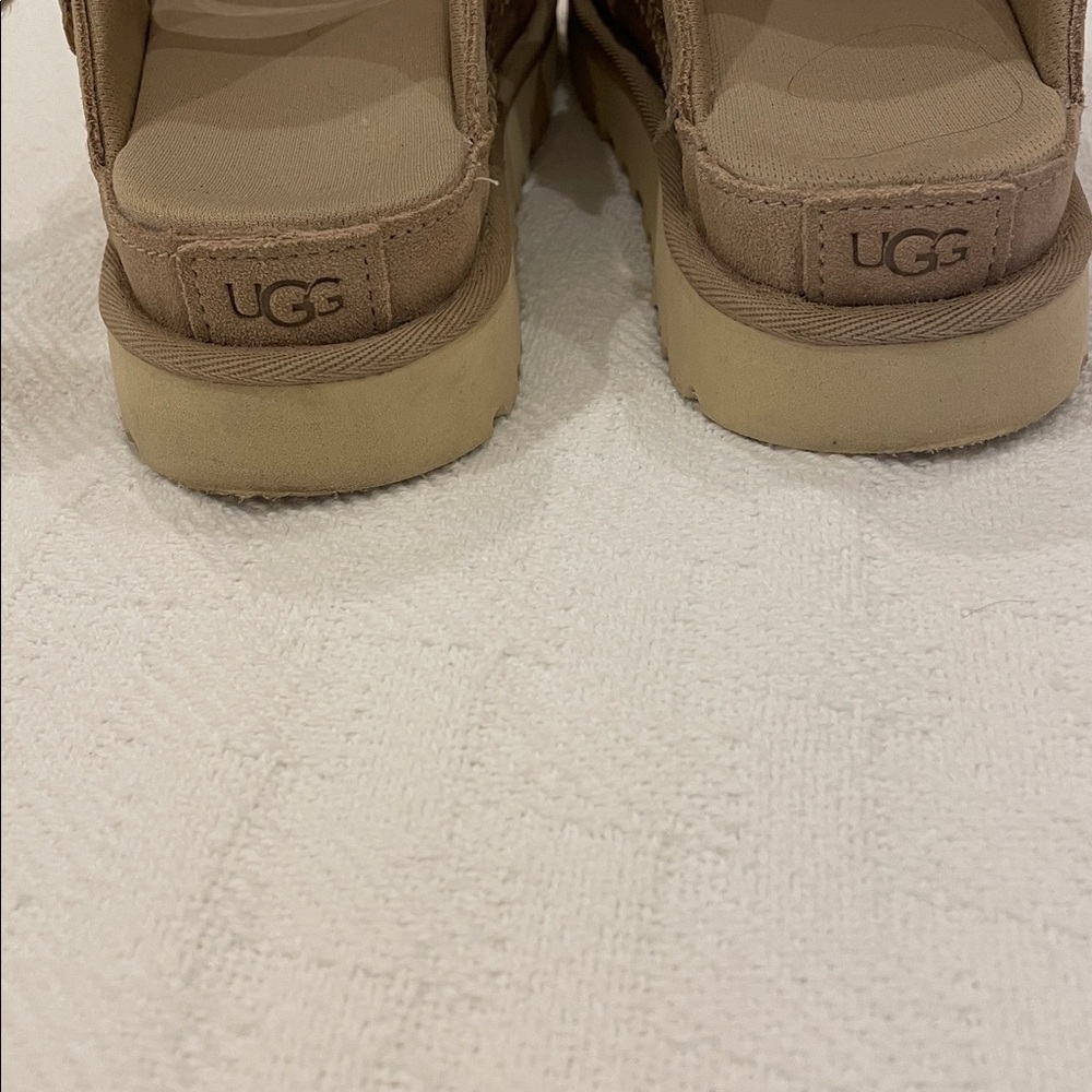 Ugg Goldenstar platform sandals in sand color size 8 - Picture 7 of 14